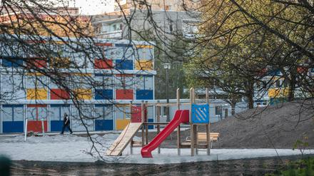 Zum Beispiel Buch: Hier sind Flüchtlinge in einem Containerdorf untergebracht. 