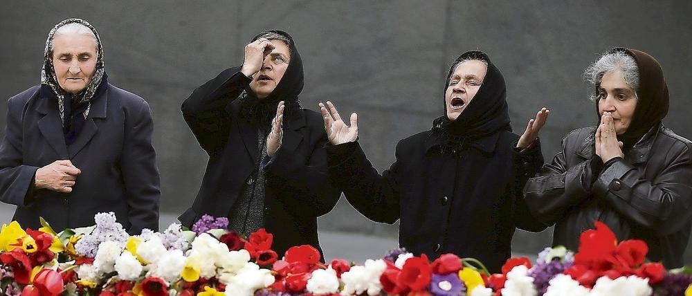 In der Genozid-Gedenkstätte in der armenischen Hauptstadt Eriwan trauern Frauen um ihre Angehörigen, die dem Völkermord 1915 zum Opfer gefallen waren.