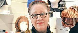 Kleine Kunstwerke: Barbara Carbonell gestaltet alternative Kopfbedeckungen für Krebspatientinnen.