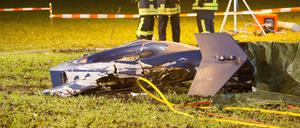 Ein mit einer Plane abgedeckter Hubschrauber der Bundespolizei ist am 25.02.2016 in Bimöhlen (Schleswig-Holstein) zu sehen. Er stürzte in der Nacht bei einem Übungsflug ab. Zwei Besatzungsmitglieder starben, ein Mann wurde schwer verletzt.