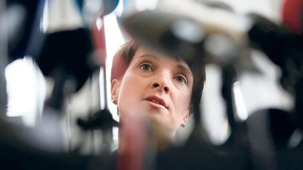 Ultima Ratio Waffeneinsatz oder Grundsatz der Verhältnismäßigkeit? AfD-Chefin Frauke Petry wollte etwas anderes gedruckt sehen, als sie im Interview sagte.