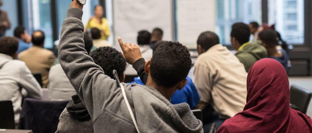 Flüchtlinge sitzen in der Zentrale der IG Metall beim Deutschunterricht der Initiative «Teachers on the Road».