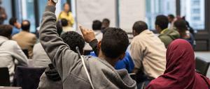 Flüchtlinge sitzen in der Zentrale der IG Metall beim Deutschunterricht der Initiative «Teachers on the Road». 