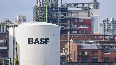 Ein Tankbehälter mit der Aufschrift "BASF" steht am 18.02.2016 in Ludwigshafen (Rheinland-Pfalz) auf dem Werksgelände des Chemiekonzerns BASF. 