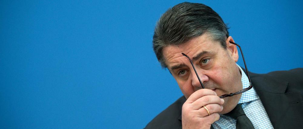 Will SPD-Chef Sigmar Gabriel einen härteren Kurs in der Flüchtlingspolitik fahren? Ein Teil seiner eigenen Partei befürchtet genau das.