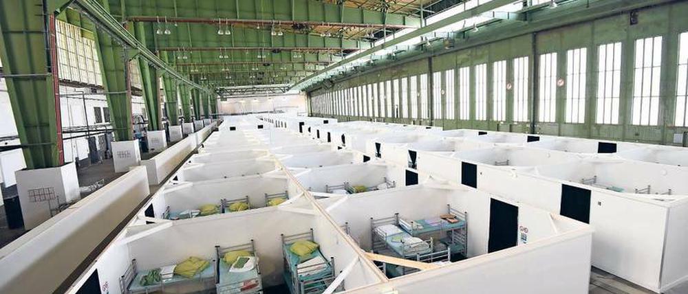 Bedrohliche Enge. Die Unterbringung der Flüchtlinge in Notunterkünften wie Turnhallen oder wie hier in Tempelhof trägt zu Konflikten bei.