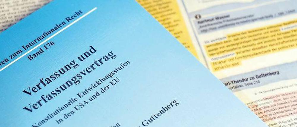 Ein Haufen Arbeit. Seite für Seite fahndeten die Aktivisten nach unsauberen Stellen in der Dissertation des Verteidigungsministers.