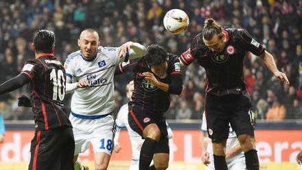  Hamburgs Josip Drmic (2.v.l.) und die Frankfurter Marco Fabian (l-r), Makoto Hasebe und Alexander Meier kämpfen um den Ball. 