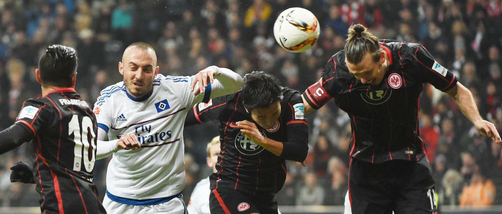 Hamburgs Josip Drmic (2.v.l.) und die Frankfurter Marco Fabian (l-r), Makoto Hasebe und Alexander Meier kämpfen um den Ball.