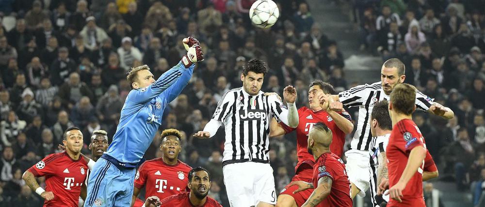 Manuel Neuer klärt vor Angreifer Morata.