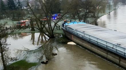 Ein 105 Meter langes Güterschiff hat sich am 26.02.2016 bei Lohr am Main im Landkreis Main-Spessart (Bayern) an einer Brücke quergestellt und ist auf Land gelaufen.