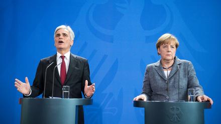 Österreichs Bundeskanzler Werner Faymann (SPÖ; hier bei einer Pressekonferenz mit der deutschen Kanzlerin Angela Merkel) verteidigt die Obergrenzen für Flüchtlinge in seinem Land gegenüber Kritik aus Deutschland. 