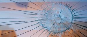 Das Bürgerbüro des SPD-Politiker Ralf Wieland in Gesundbrunnen war erneut Ziel einer Attacke. Unser Bild zeigt eine Beschädigung einer Attacke aus dem Januar.