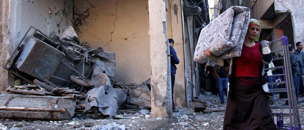 Spuren des Kampfes: Bewohner des Stadtteils Sur im türkischen Diyarbakir verlassen ihre von Kämpfen zwischen der Armee und der PKK verwüsteten Wohnungen.