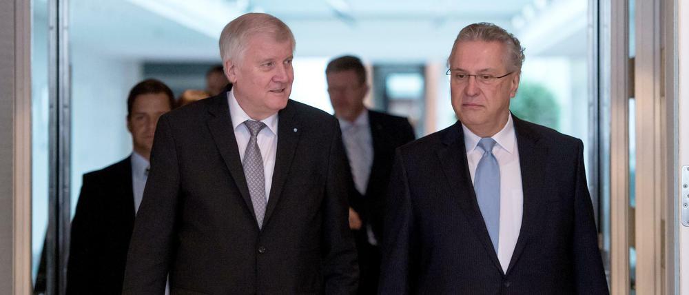 Bayerns Ministerpräsident Horst Seehofer (links) und Innenminister Joachim Herrmann (beide CSU) kommen am Dienstag in München zur Kabinettssitzung.