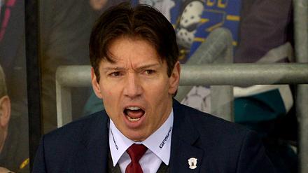 Berlins Trainer Uwe Krupp beobachtet das Spiel. 