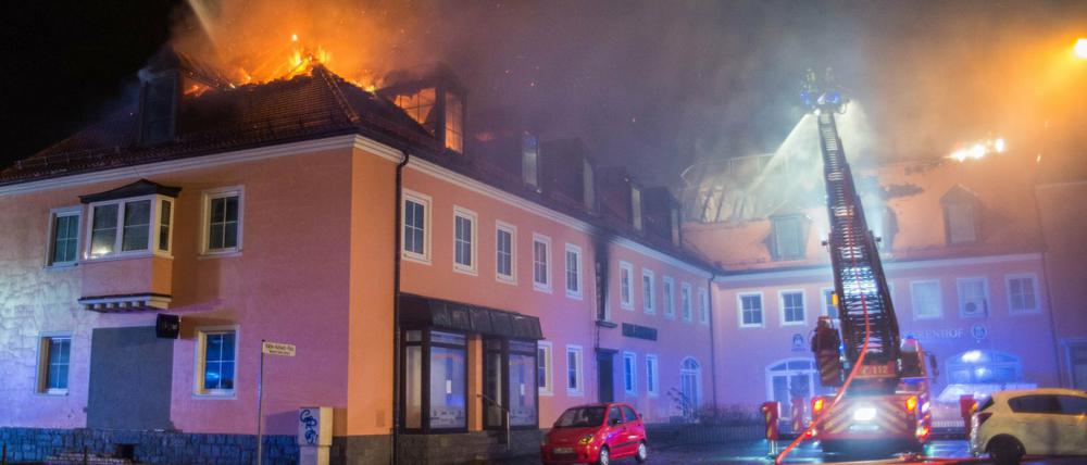 In einer geplanten Flüchtlingsunterkunft in Bautzen brach in der Nacht zu Sonntag ein Feuer aus. Bis Mitte Februar hat es bereits 118 Übergriffe auf Asylbewerberheime gegeben. 