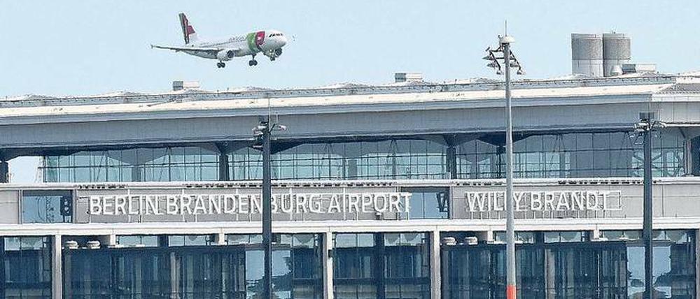 Dicke Luft gibt es beim BER nicht nur wegen der in Schönefeld startenden und landenden Maschinen. Sondern zuletzt vor allem wegen Abstimmungsproblemen mit dem Bund. 