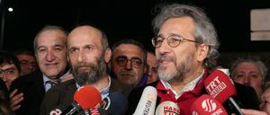 Der regierungskritische türkische Journalist Can Dundar (r.) spricht nach seiner Freilassung aus dem Gefängnis mit den Medien.  