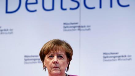 Bundeskanzlerin Angela Merkel (CDU) spricht nach dem Münchner Spitzengespräch der Deutschen Wirtschaft mit den Medien. 