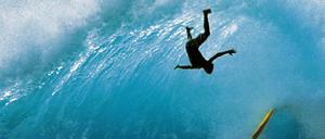 Die Urgewalten der Natur sind in kaum einer anderen Sportart so schön zu betrachten wie beim Surfen. Die Gefahr wohnt dem Surfen bei. Makaha-Beach, Hawaii, 1966