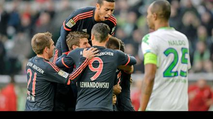 Die Bayern-Spieler freuen sich über den Führungstreffer.