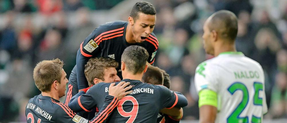 Die Bayern-Spieler freuen sich über den Führungstreffer.