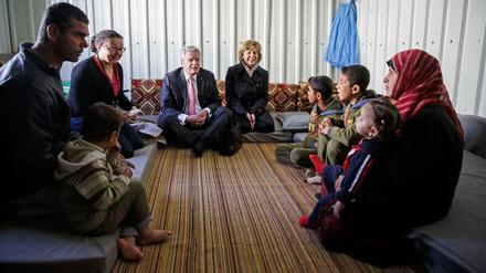Begegnung vor Ort: Bundespräsident Joachim Gauck und seine Lebensgefährtin Daniela Schadt besuchen im Dezember ein Lager für syrische Flüchtlinge in Jordanien.