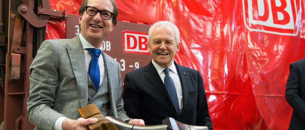 Bahnchef Rüdiger Grube (r.) und Bundesverkehrsminister Alexander Dobrindt (CSU) zeigen die neuen Bremsbeläge.