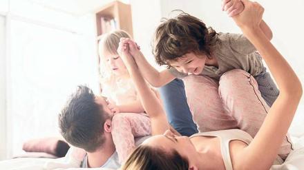 Tiefe Bindung. Wenn es gut läuft, ist die Beziehung zu leiblichen und Pflege-Kindern gar nicht so unterschiedlich. 