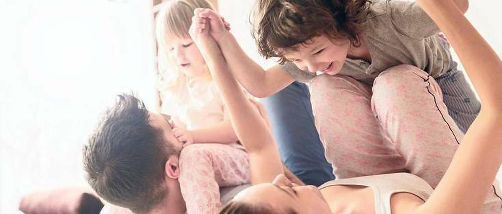 Tiefe Bindung. Wenn es gut läuft, ist die Beziehung zu leiblichen und Pflege-Kindern gar nicht so unterschiedlich.