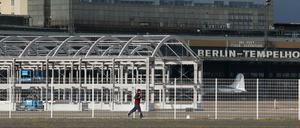 Flüchtlingsdorf. Im Hauptgebäude des ehemaligen Flughafens Tempelhof soll ein „Ankommenszentrum“ für Asylbewerber entstehen.