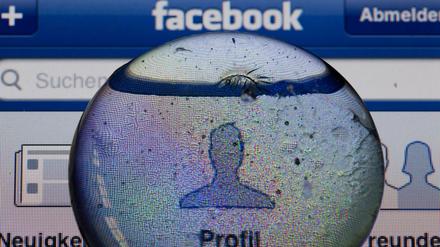 Netzidentität. Internetnutzer hinterlassen virtuelle Spuren, die Internetfirmen für ihre eigenen Zwecke verwenden.