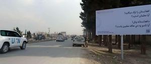 Ein Plakat in Afghanistan will potentielle Flüchtlinge von einem Verbleib im Land überzeugen. 