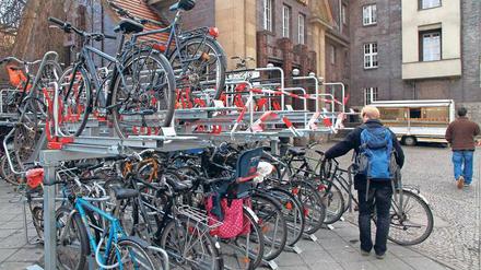 Kraftakt. Der doppelstöckige Fahrradständer am S-Bahnhof Pankow erfordert Muskeleinsatz – zumindest bei der Nutzung der oberen Etage. Die bleibt deshalb meistens leer. 