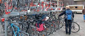 Kraftakt. Der doppelstöckige Fahrradständer am S-Bahnhof Pankow erfordert Muskeleinsatz – zumindest bei der Nutzung der oberen Etage. Die bleibt deshalb meistens leer. 