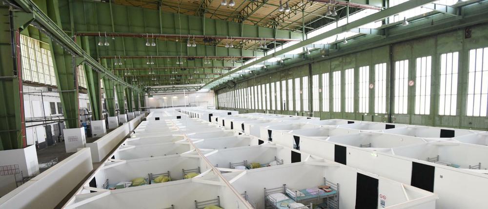 Fünf mal fünf Meter für je zwölf Personen stehen den Flüchtlingen in den Hangars des Tempelhofer Feldes zur Verfügung.