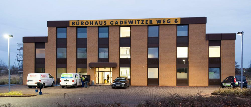 Blick auf ein ehemaliges Bürogebäude in Gräfenhainichen (Sachsen-Anhalt). In der Nacht auf Samstag ist auf das ehemalige Bürogebäude geschossen worden.