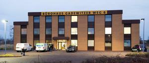 Blick auf ein ehemaliges Bürogebäude in Gräfenhainichen (Sachsen-Anhalt). In der Nacht auf Samstag ist auf das ehemalige Bürogebäude geschossen worden.