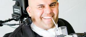Glücklich. Sorto konnte dank des Roboterarms wieder ohne die Hilfe eines Pflegers etwas trinken.
