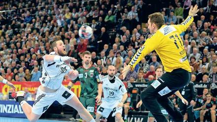 … und wieder kommt einer durch. Der Kieler Ilija Brozovic (links) trifft gegen Berlins Torhüter Petr Stochl (rechts). Foto: dpa/Reinhardt