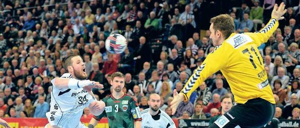 … und wieder kommt einer durch. Der Kieler Ilija Brozovic (links) trifft gegen Berlins Torhüter Petr Stochl (rechts). Foto: dpa/Reinhardt