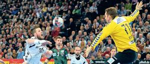 … und wieder kommt einer durch. Der Kieler Ilija Brozovic (links) trifft gegen Berlins Torhüter Petr Stochl (rechts). Foto: dpa/Reinhardt