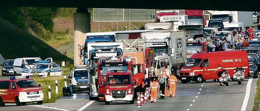 Sechs Tote: Der Unfall am 14.08.2015 auf der A10 bei Berlin gehörte zu den schlimmsten Unfällen Brandenburgs im vergangenen Jahr.