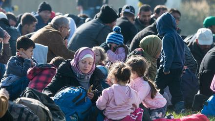 Flüchtlinge vor einer Notunterkunft in Wegscheid (Bayern).