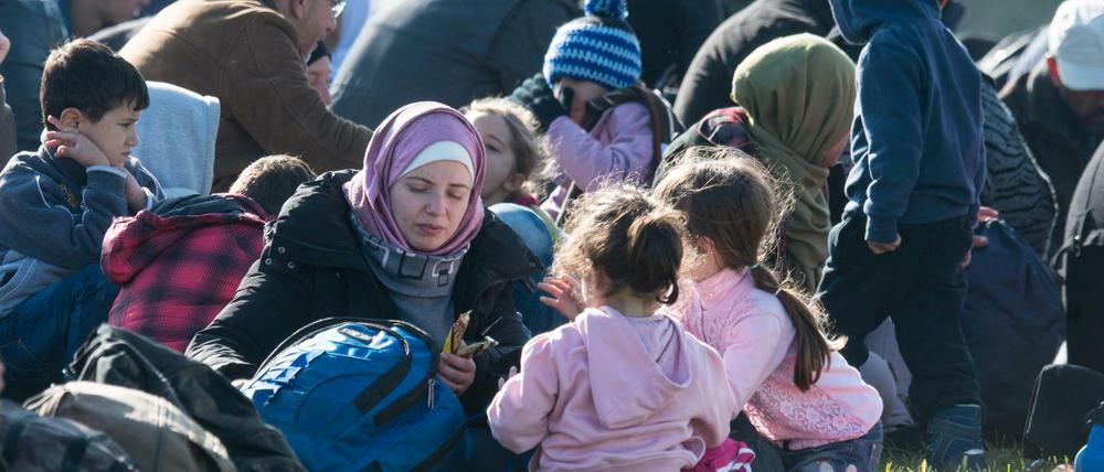 Flüchtlinge vor einer Notunterkunft in Wegscheid (Bayern).