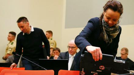 Sind mit ihrem Befangenheitsantrag gescheitert: die Angeklagten Beate Zschäpe (vorn rechts) und Ralf Wohlleben (im Hintergrund links). 