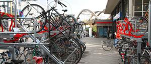 Die neuen, doppelstöckigen Fahrradständer, direkt vor dem S- und U-Bahnhof in Berlin-Pankow.