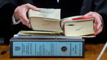 Skandalprozess. Das Verfahren basiert auf einer 865 Seiten langen Anklageschrift. Wäre der Befangenheitsantrag durchgekommen, hätte der Prozess ganz von vorne aufgerollt werden müssen.