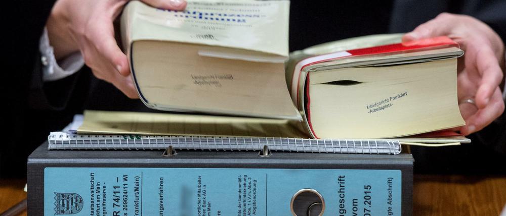 Skandalprozess. Das Verfahren basiert auf einer 865 Seiten langen Anklageschrift. Wäre der Befangenheitsantrag durchgekommen, hätte der Prozess ganz von vorne aufgerollt werden müssen.